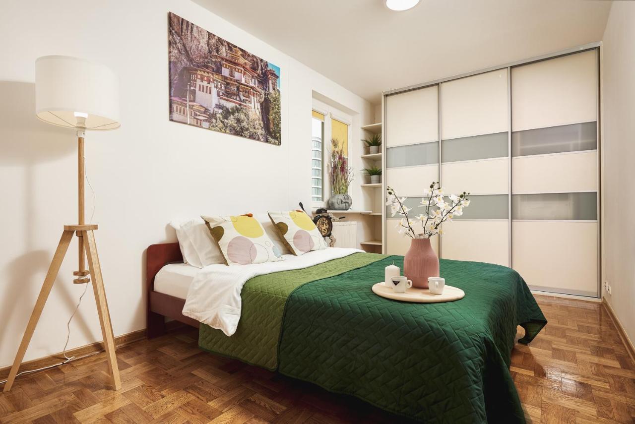 Family Apartment With A Terrace On Aleje Jerozolimskie วอร์ซอ ภายนอก รูปภาพ