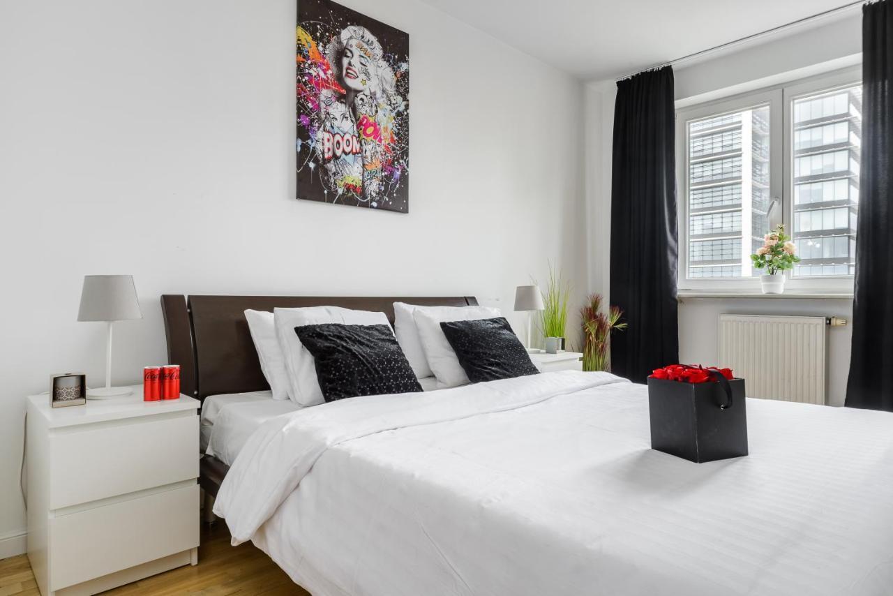 Family Apartment With A Terrace On Aleje Jerozolimskie วอร์ซอ ภายนอก รูปภาพ