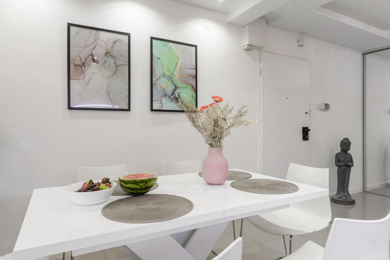 Family Apartment With A Terrace On Aleje Jerozolimskie วอร์ซอ ภายนอก รูปภาพ