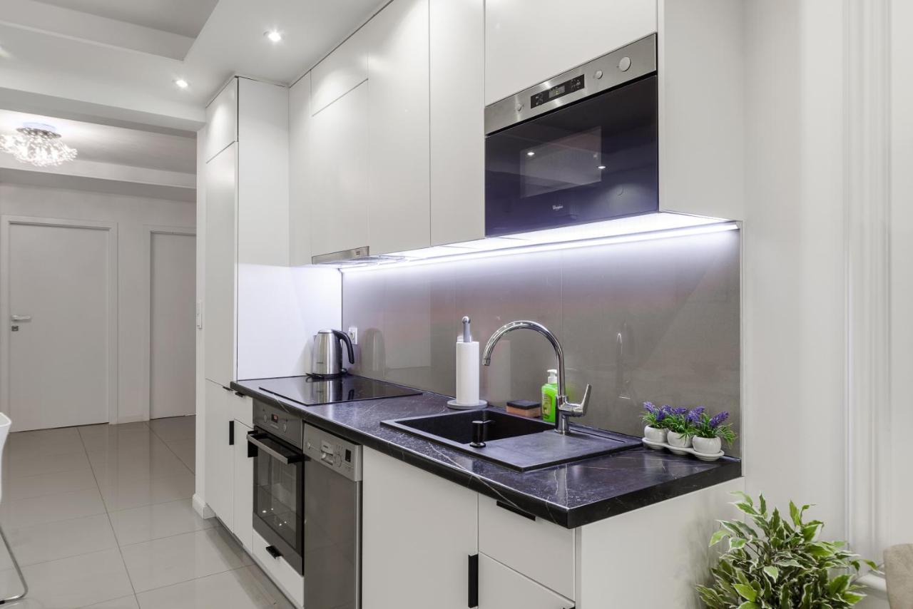 Family Apartment With A Terrace On Aleje Jerozolimskie วอร์ซอ ภายนอก รูปภาพ