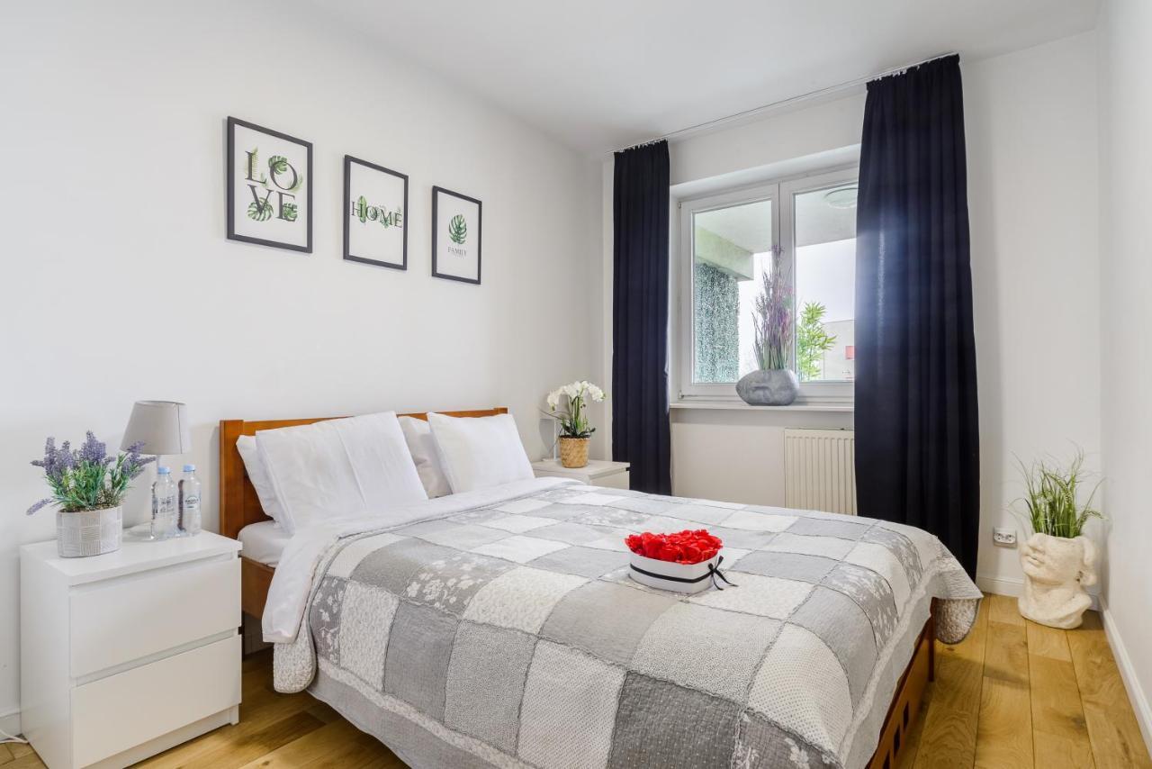 Family Apartment With A Terrace On Aleje Jerozolimskie วอร์ซอ ภายนอก รูปภาพ