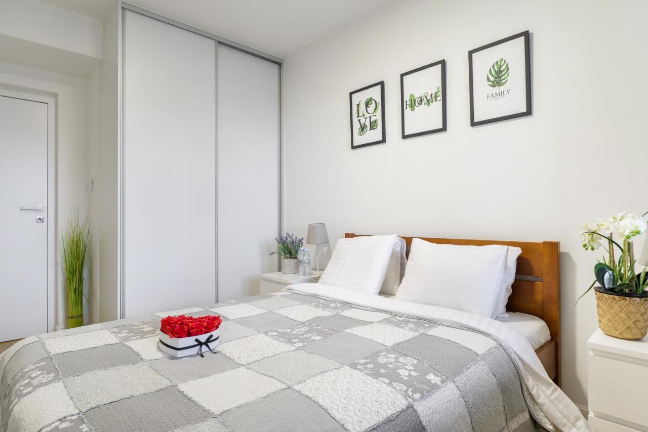 Family Apartment With A Terrace On Aleje Jerozolimskie วอร์ซอ ภายนอก รูปภาพ