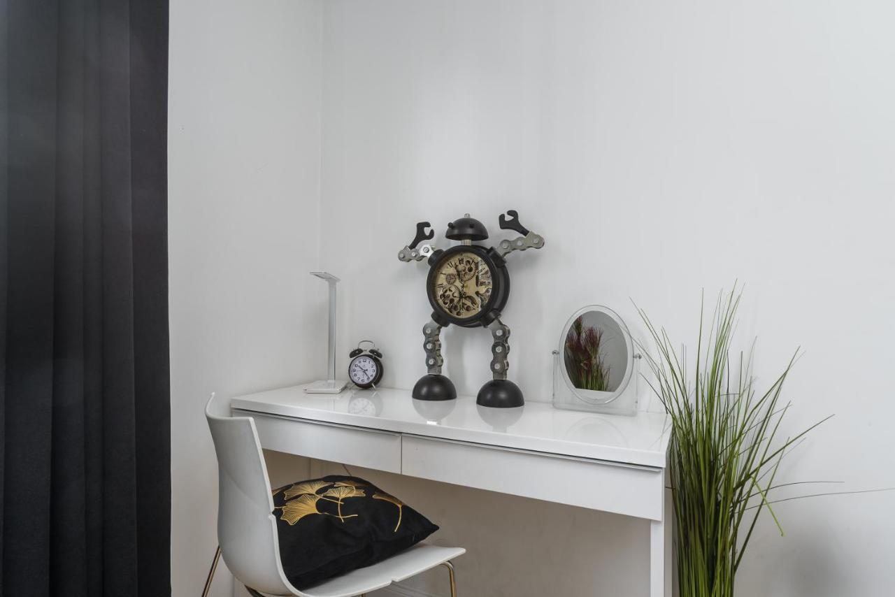 Family Apartment With A Terrace On Aleje Jerozolimskie วอร์ซอ ภายนอก รูปภาพ